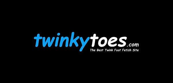  Asian twink fucks his feet homo lover and makes him jizz